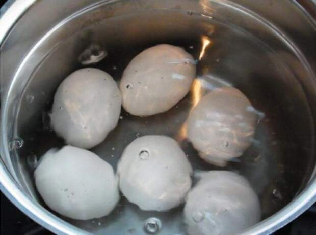 6.	Подождите, пока вода снова закипит, затем варите на маленьком огне под крышкой 8-10 минут для яиц вкрутую, 5-6 минут для яиц в мешочек и 3-4 минуты для яиц всмятку Лайфхак, вареные яйца