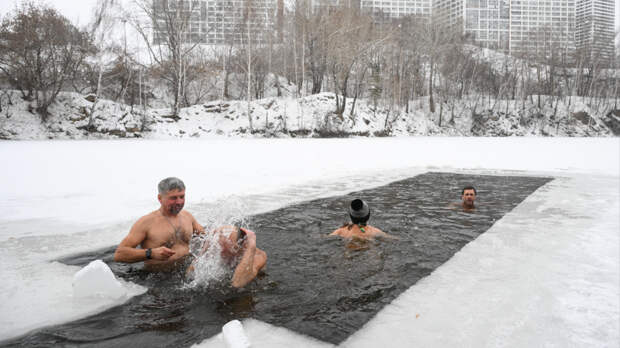 Врач назвал купание в проруби для неподготовленных людей «русской рулеткой»