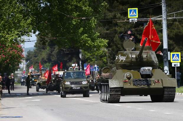 Парад Победы в Новороссийске открыл восстановленный танк Т-34