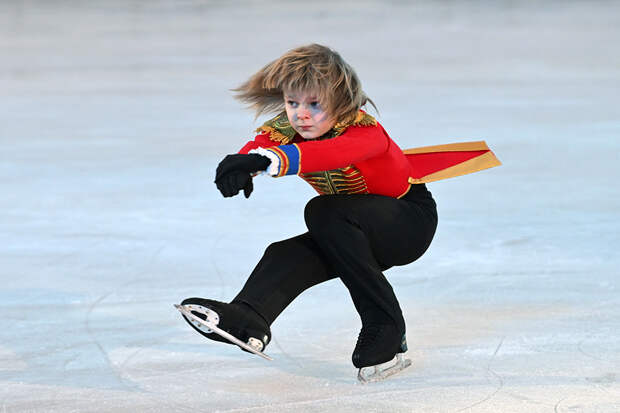 Гном Гномыч дал оплеуху старшему сыну Плющенко Егору Ермаку: "Я теперь не могу назвать тебя братом!"