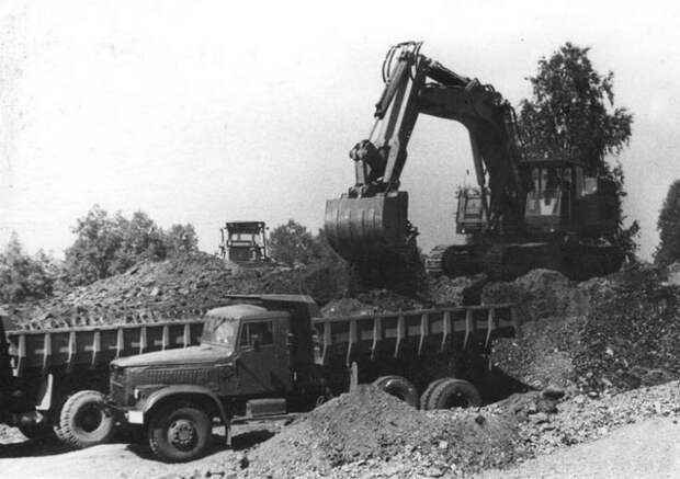 Экскаватор 1950-х. Источник: http://back-in-ussr.com/2014/05/avtolegendy-sssr-gruzoviki-kraz-219-257.html?cid=124034