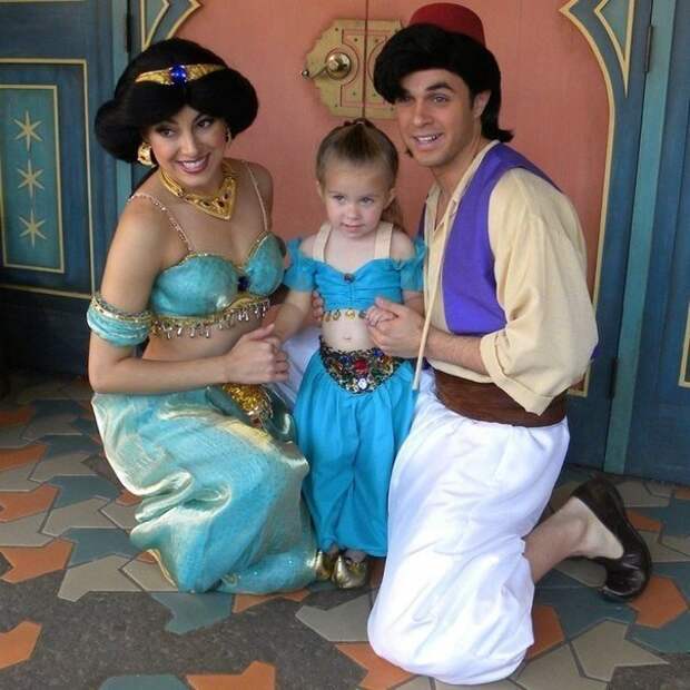 Мама шьет для дочки костюмчики для посещения Disney World Мама шьет для дочки костюмчики для посещения Disney World