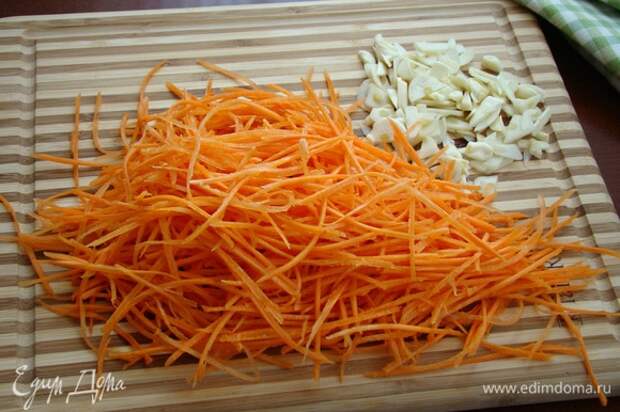 Морковь нашинковать тонкой соломкой или натереть на терке для корейской моркови. Чеснок нашинковать слайсами.