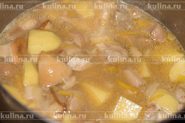 Картофель очистить, вымыть, нарезать крупными кусочками и выложить в суп.