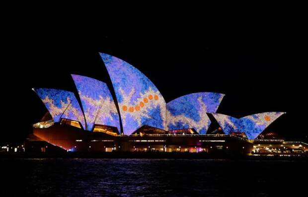 Здание Сиднейской оперы во время фестиваля света Vivid Sydney 2016