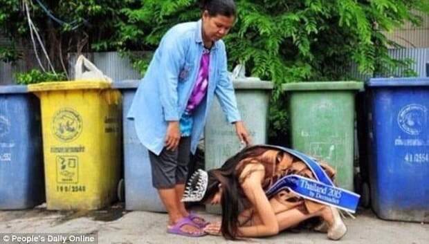 Тайская королева красоты стала на колени перед мамой