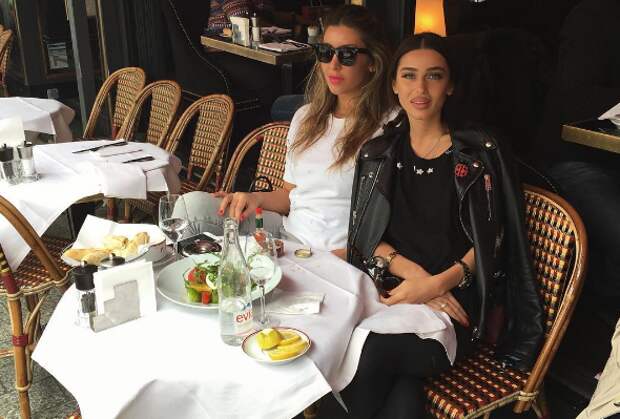 Миранда Шелия (справа) в ресторане Le Fouquet