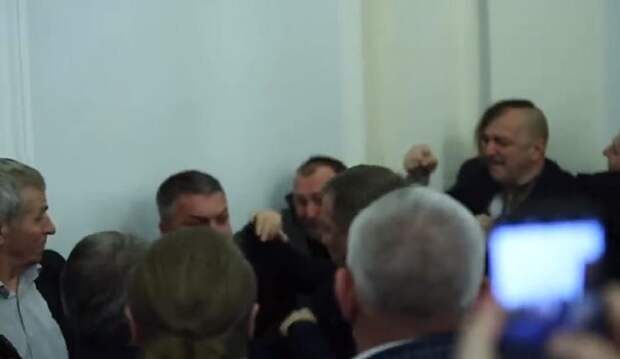 Драка в Раде: против активистов открыли уголовное дело Драка в Раде: против активистов открыли уголовное дело