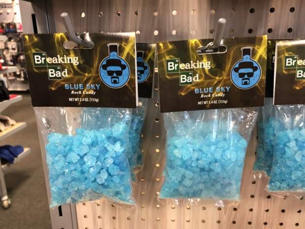 В американских магазинах продают голубой "конфетный мет" с Уолтером Уайтом на упаковке