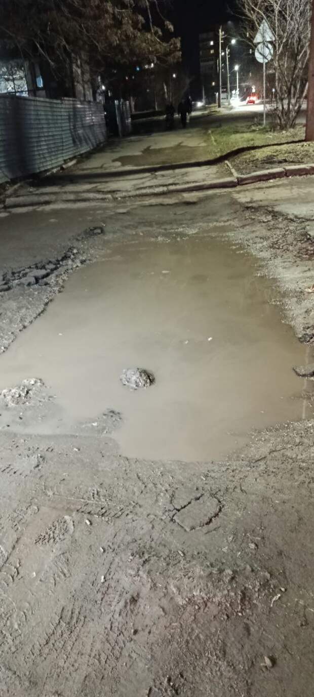 Ямы на въезде во двор Раздольная 34