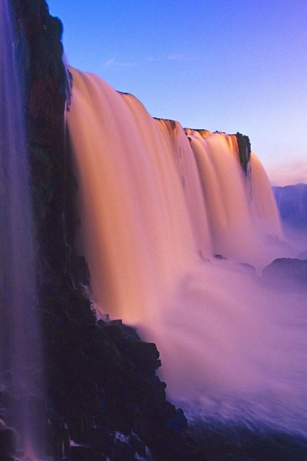Комплекс из 275 водопадов на реке Игуасу, расположенный на границе Бразилии и Аргентины.
