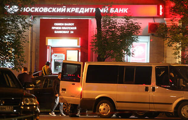 У отделения "Московского кредитного банка" на улице Первомайской, дом 5, где неизвестный захватил заложников