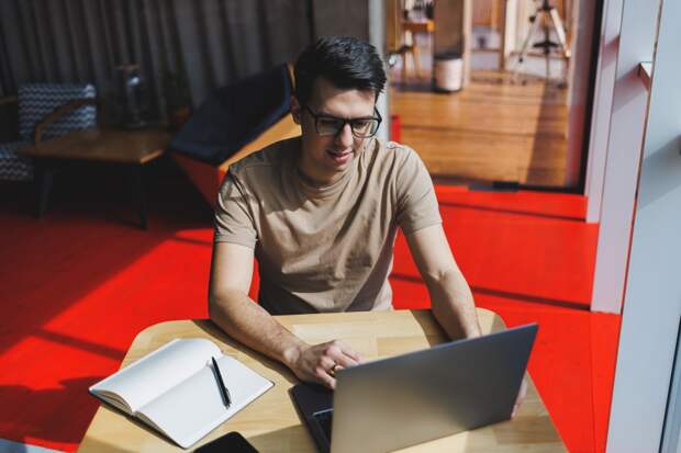 Врач предупредила об угрозе для зрения из-за длительной работы за экраном