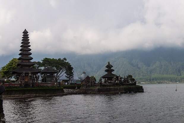 Украинку выдворили с Бали после проведения антироссийской акции