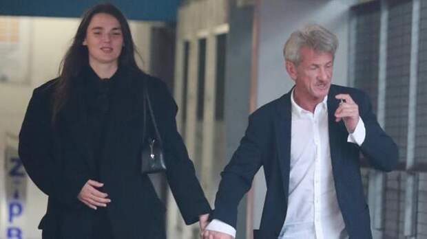 На 35 лет моложе: 65-летний Шон Пенн показался на публике со своей 30-летней подружкой