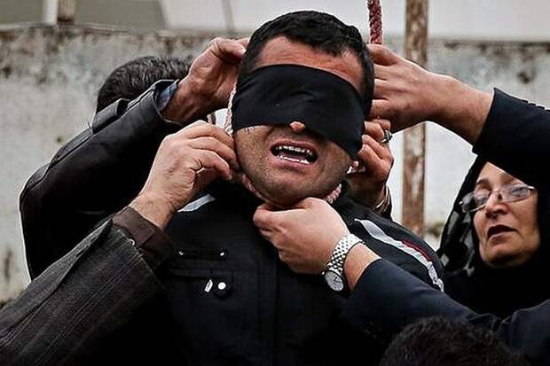 В Иране для того, чтобы заменить смертную казнь на пожизненное семья осужденного может выплатить компенсацию семье пострадавшего (в случае убийства) Смертная казнь, споры, факты, цифры