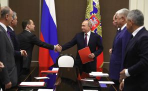 На фото: президент России Владимир Путин и премьер-министр Дмитрий Медведев накануне встречи с постоянными членами Совета безопасности Российской Федерации