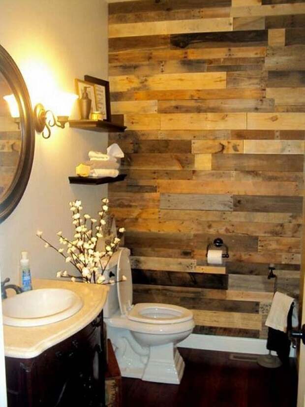 Использование различных сортов деревьев позволит максимально благородно обустроить стену в ванной комнате.