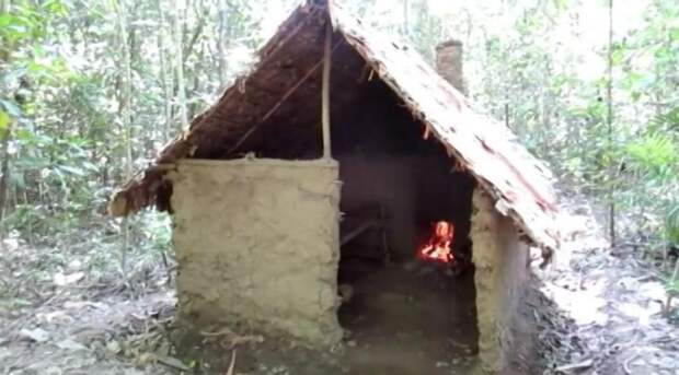 Однажды парень заблудился и провел ночь в лесу. После этого он научился делать простые хижины из веток