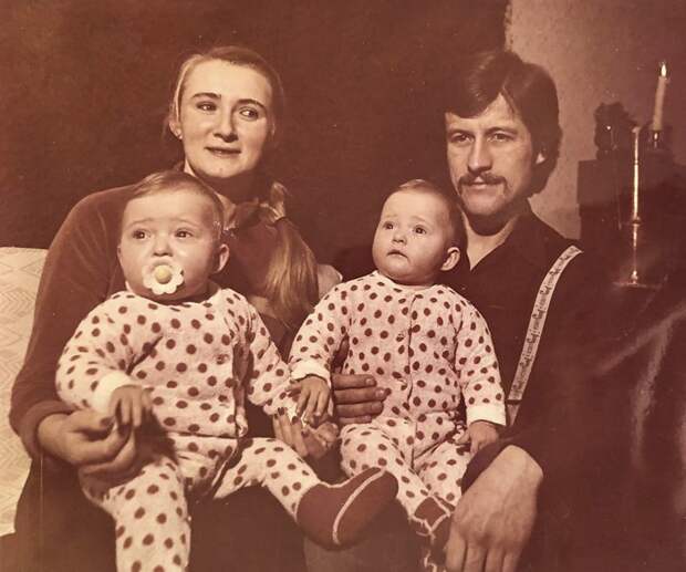 Габриэле на руках у отца малыши, младенцы, отцы и дети, папа и ребенок, родительская любовь, семейная фотография, семейный альбом, фото семьи