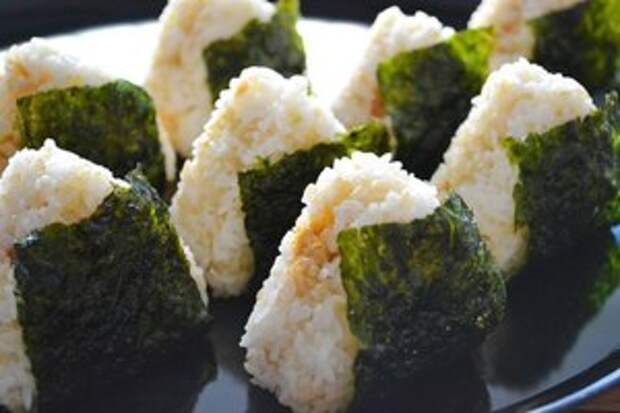 Фото к рецепту: ОНИГИРИ С ОМЛЕТОМ - простой завтрак в японском стиле Фото к рецепту: ОНИГИРИ С ОМЛЕТОМ - простой завтрак в японском стиле