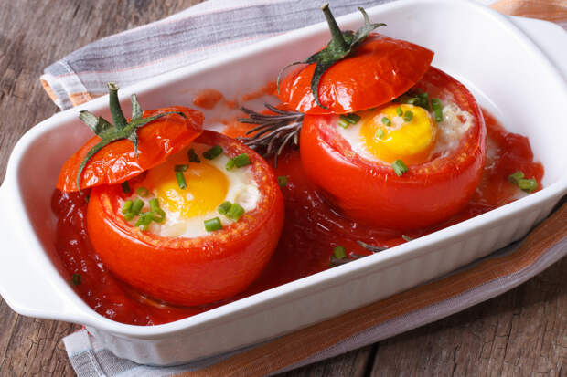 Яичница в помидорах — завтрак для всей семьи простой и питательный!