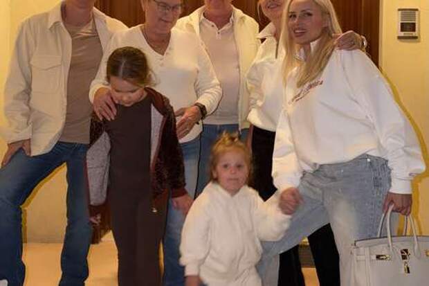 Певица Ханна снялась с мужем, родителями и детьми