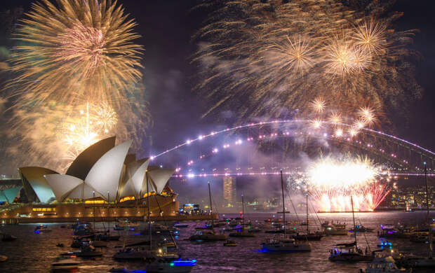 Хоровод вокруг чемодана, сжигание мультяшек и другие новогодние традиции стран мира