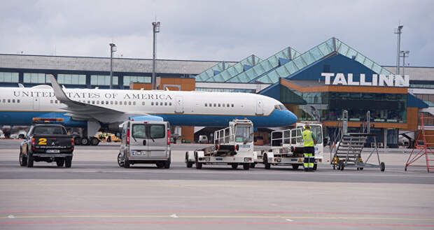 Самолет в аэропорту Таллинна