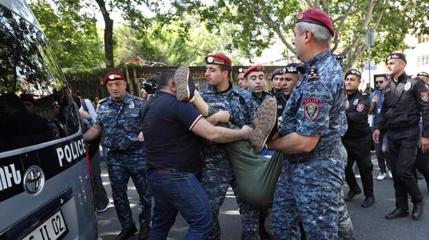 Политологи предрекли скорую отставку Пашиняна на фоне протестов