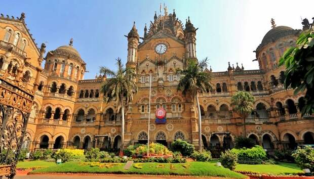 Самый величественный вокзал в Мумбаи (Индия).