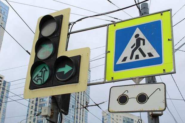 Заторы на дорогах Петербурга связали с изменением работы светофоров