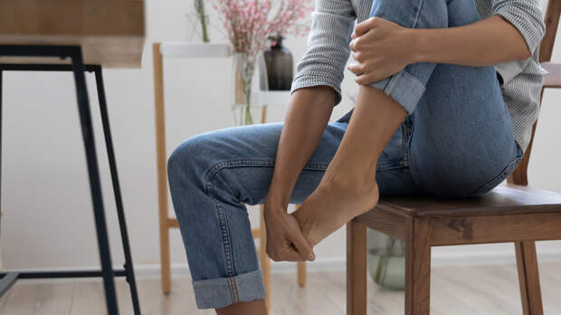 Болезнь портного: что делать, если мизинец на ноге кривой и с косточкой