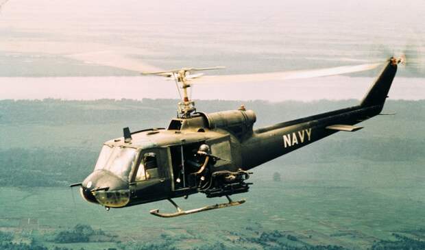 Пилот армейского вертолета спас сотни вьетнамцев.
