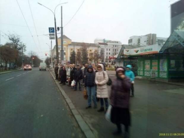 Город практически встал: в Черкассах третий день бастуют маршрутчики из-за цен на бензин и низкой зарплаты