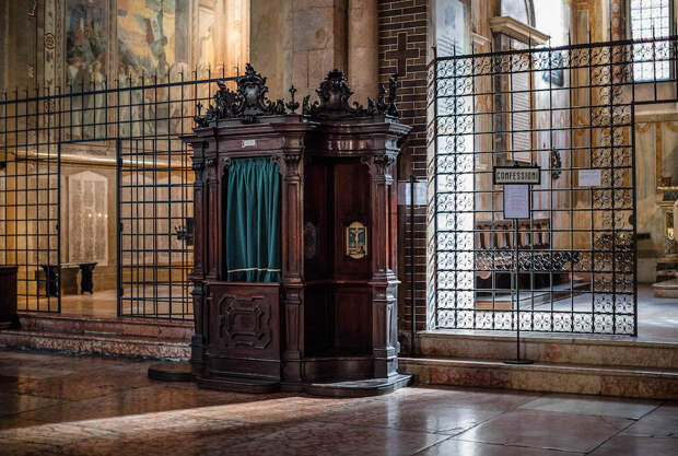 Исповедальни в итальянских церквях. Фотограф Марчелла Хакбардт