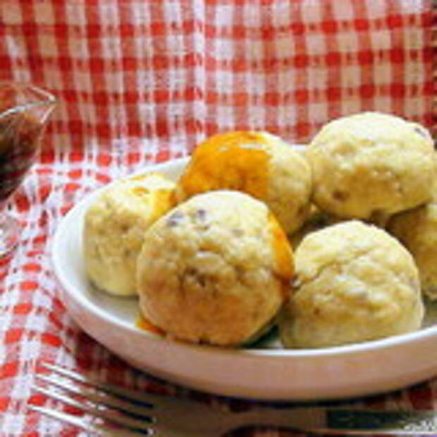 Пряные куриные шарики с кедровыми орешками на пару.