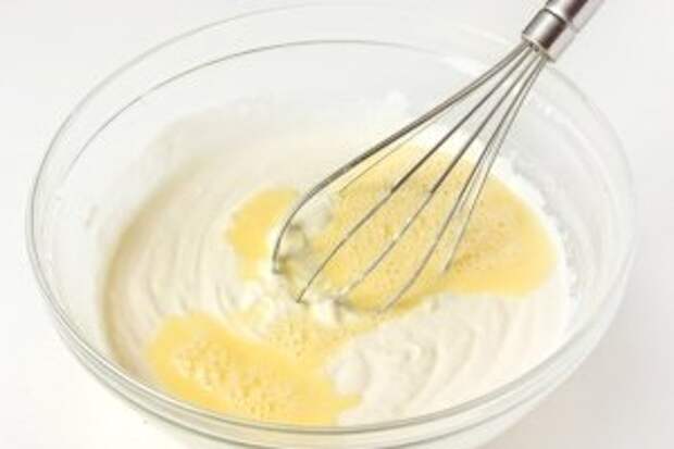 Яйца взбиваем отдельно, вливаем яичную смесь к масляно-сметанной.