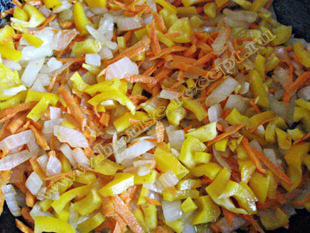 Подготавливаем овощи для соуса