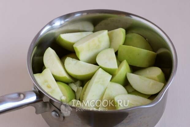 Порезать яблоки в кастрюлю