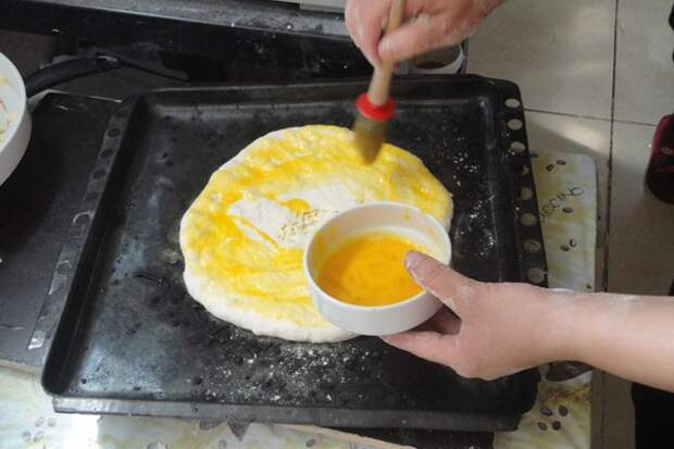 смазываем хачапури яйцом