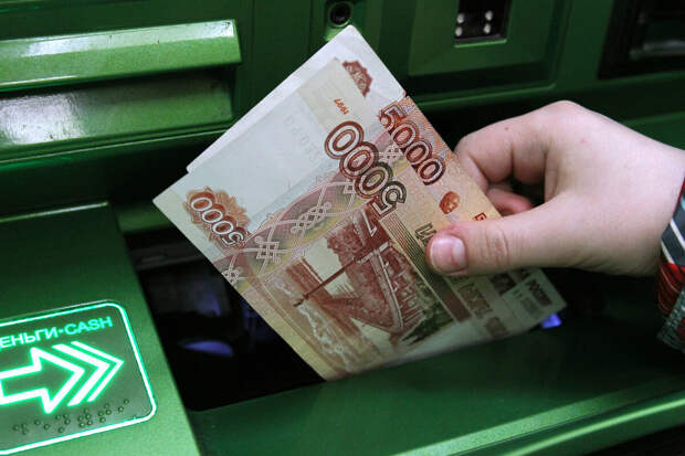 В Чебоксарах работница рынка спасла женщину от мошенников, закрыв собой банкомат