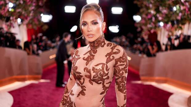 Дженнифер Лопес выступила на Coachella в серебристом боди с перьями: видео