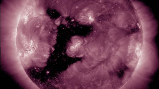 На Солнце зафиксировали корональную дыру в форме единицы