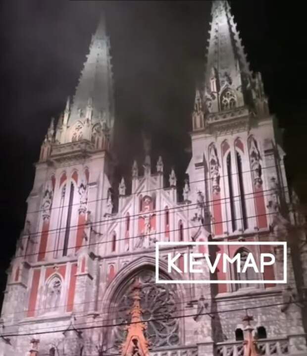 В Киеве горит костел Святого Николая