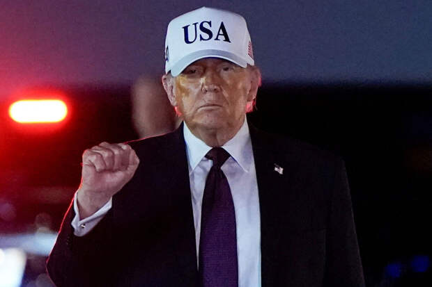 Трамп вышел к журналистам в Белом доме с красным пятном на шее