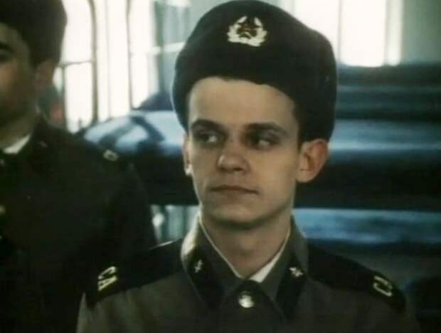 Кадр из фильма *Здравия желаю!*, 1990 | Фото: kino-teatr.ru Кадр из фильма *Здравия желаю!*, 1990 | Фото: kino-teatr.ru