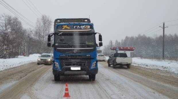Грузовикам весом более восьми тонн запретили въезд в Петербург