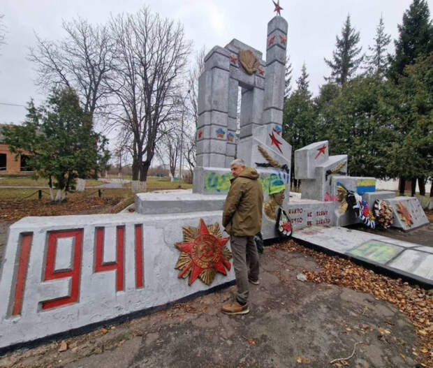 осквернение памятника литовским нацистом