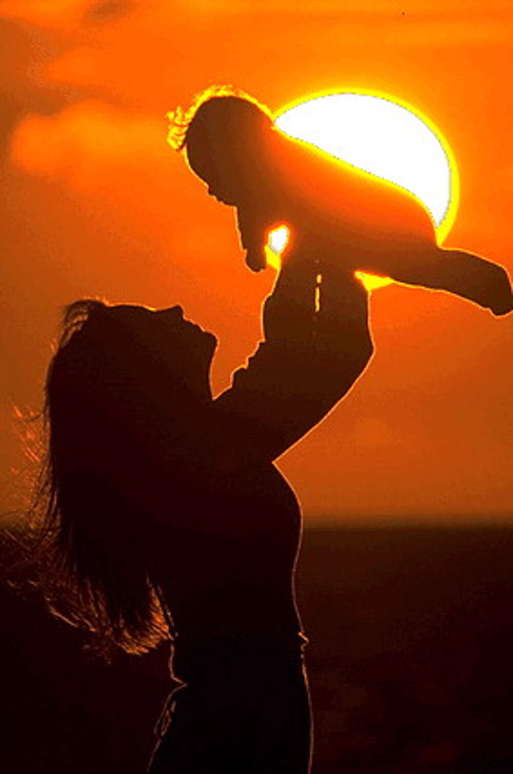 Девушка с ребенком на закате